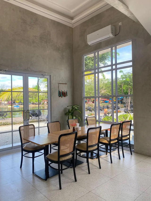 Moora Eatery: Batam’s Lakeside Flavor Haven