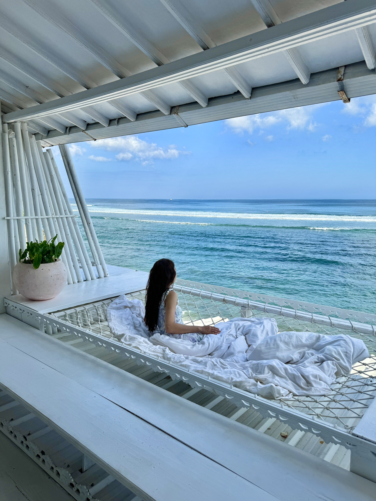 Pernahkah Anda melihat Airbnb dengan pemandangan laut seindah ini!

Saya langsung jatuh cinta dengan pemandangan ini dan memilih untuk menginap di Bingin Beach✨

Semua akomodasi di tepi pantai di sini memiliki pemandangan seperti ini, tetapi saya baru tahu belakangan bahwa reservasi sudah penuh atau terlalu mahal, jadi saya mencari dengan susah payah tempat yang tepat di tepi laut dan akhirnya berhasil memesan satu. Hammock di terasnya juga sangat cantik🫶

Jika Anda bepergian ke area Uluwatu, pastikan untuk menginap di akomodasi dengan pemandangan tepi laut ini🩵

📍Bingin Beach, Uluwatu, Bali