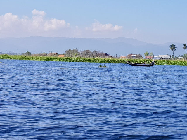 🌿 Discover Inle Lake, Myanmar: A Journey Through Floating Life 🌊