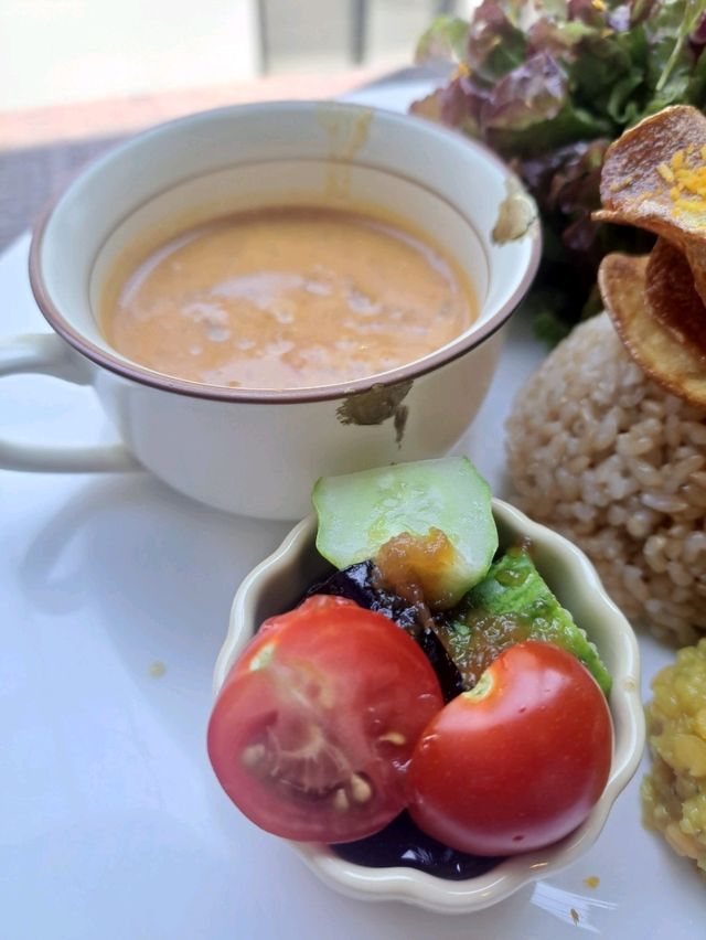 【神戸】木漏れ日感じるカフェ空間でヴィーガンランチ♪