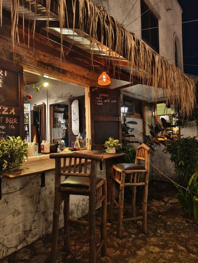 คาเฟ่และนั่งชิวริมหาดที่ Little town ศรีราชา