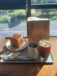 따끈한 빵과 커피 향이 자연스레 어우러지는 공간🤍🥖🍞