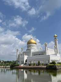 🕌 Royal Reflections in Brunei: Omar Ali Saifuddien Mosque