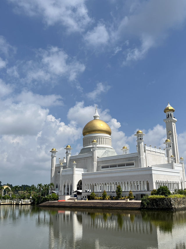 🕌 Royal Reflections in Brunei: Omar Ali Saifuddien Mosque