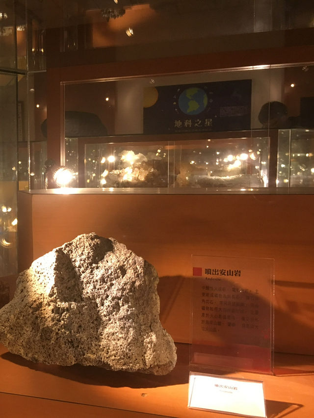台南博物館探索岩石奧秘🪨   台南博物館探索岩石奧秘🪨
