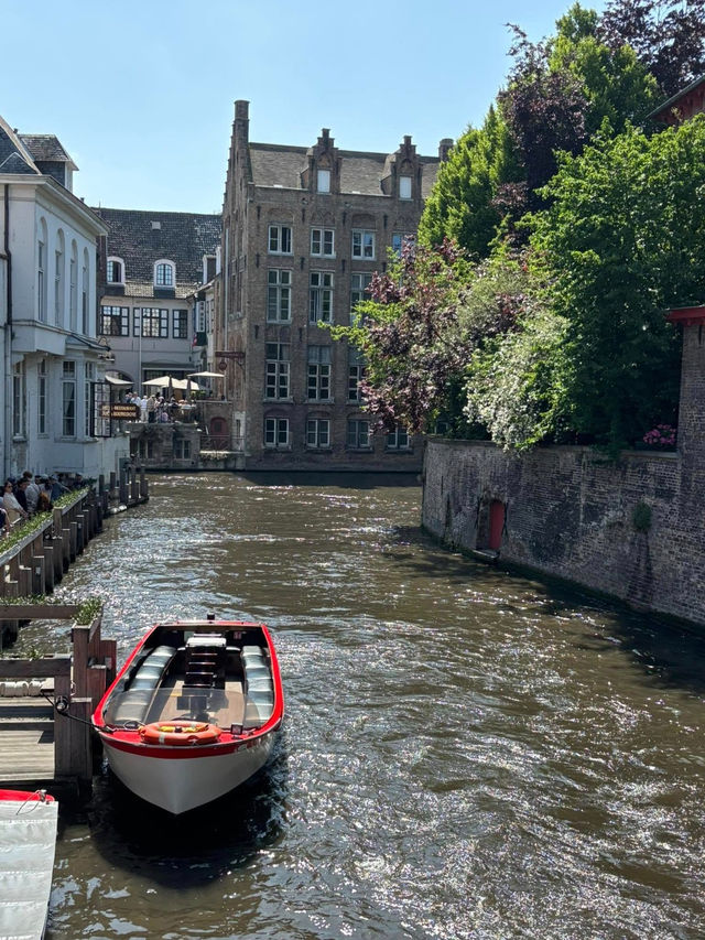 Bruges: Where Time Tiptoes and Beauty Blooms Bruges: Where Time Tiptoes and Beauty Blooms