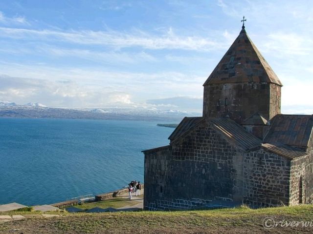 【アルメニア】セヴァン湖畔に立つ修道院「セヴァナヴァンク」