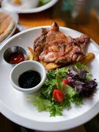 JB Foodie Guide: Coffee, Comfort & Charm at Fifty Trees. ☕🥗🍗🫑🍟🍰🫛🧁🍝🍕🥃