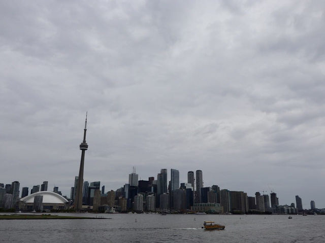 Urban Energy and Lakeside Calm in Toronto Urban Energy and Lakeside Calm in Toronto