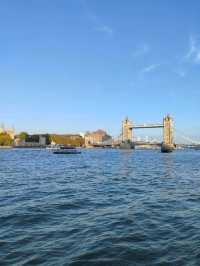 London Bridge Pier: A Riverside Waltz of Boats and Beauty