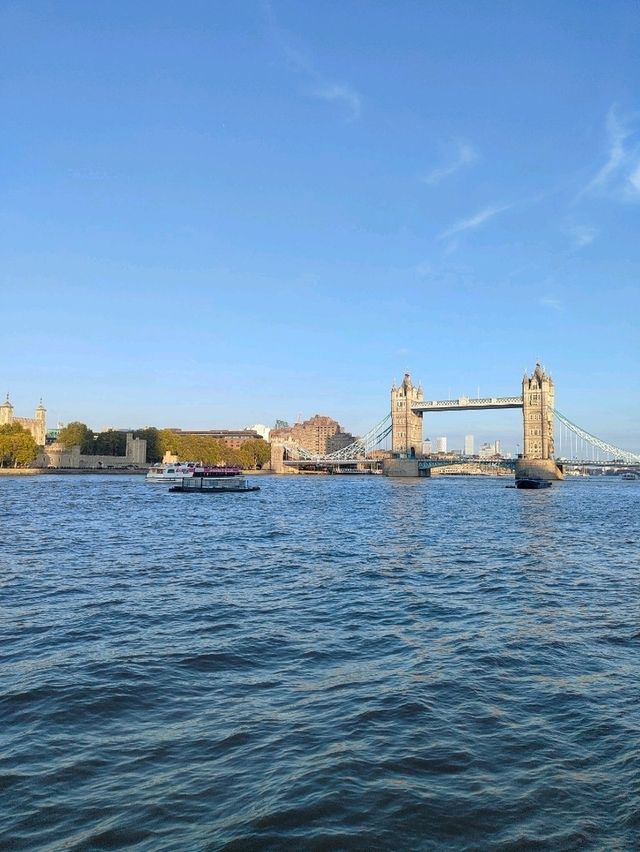 London Bridge Pier: A Riverside Waltz of Boats and Beauty London Bridge Pier: A Riverside Waltz of Boats and Beauty