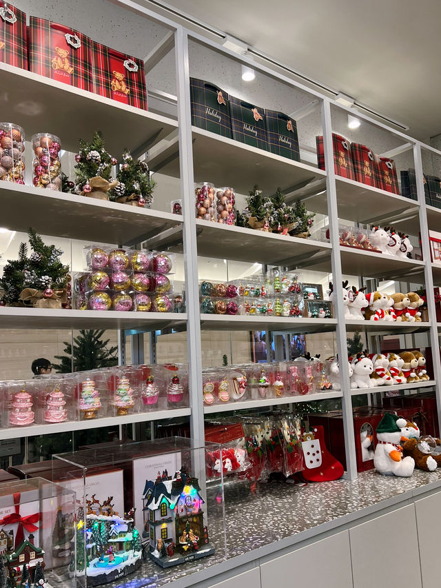 예쁜 크리스마스 트리 가득한 모던 하우스🎄