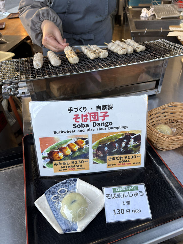 紅葉に包まれる癒しの古刹。深大寺で過ごす穏やかな時間 紅葉に包まれる癒しの古刹。深大寺で過ごす穏やかな時間