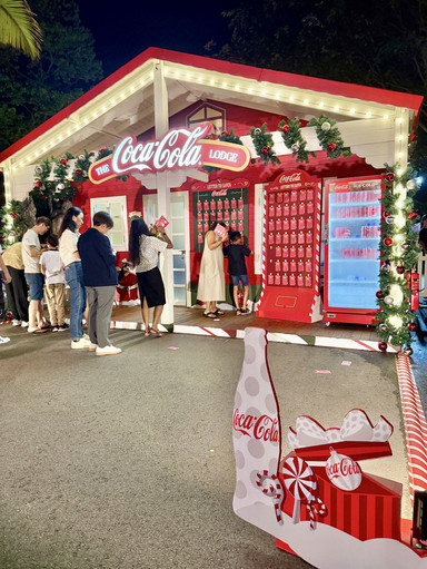 A Giant Coca-Cola Tree Lighting Up Christmas Wonderland | Trip.com