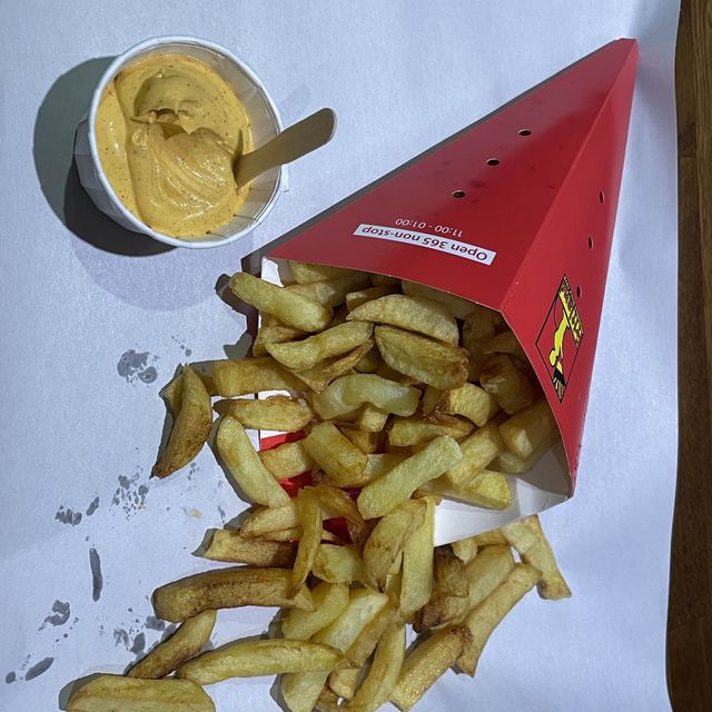 벨기에🇧🇪를 겨울❄️🎅🏻에 가야하는 이유 1️⃣ 🏰🎄🍟