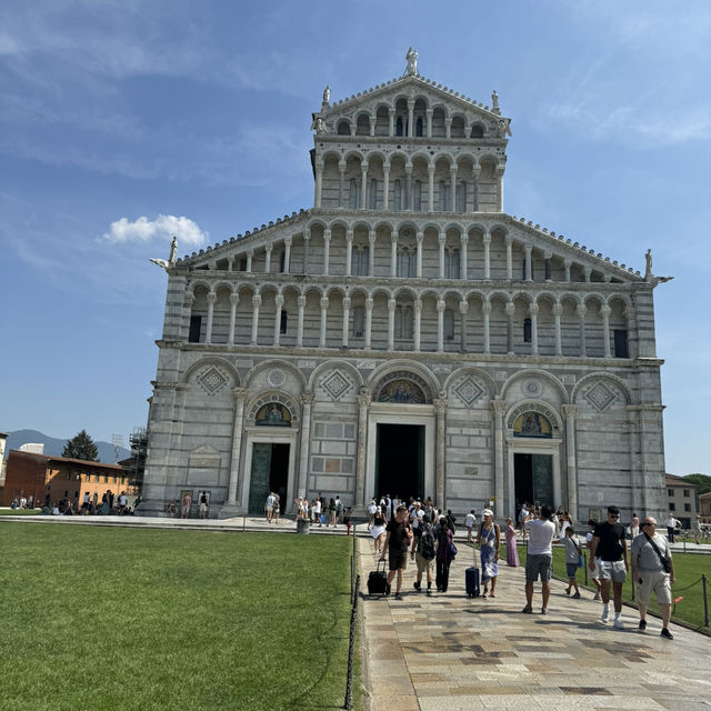 The Leaning Tower of Pisa : Effortlessly Tilted