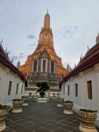 Bright lights, bustling streets, and unbeatable street food – Bangkok never sleeps.