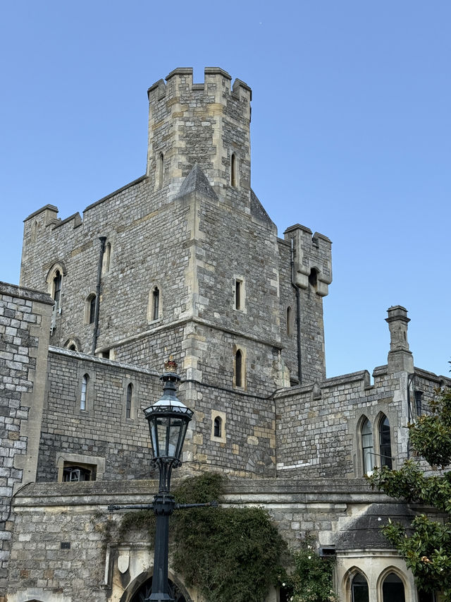 Explore Windsor Castle: A Majestic Royal Residence 👑