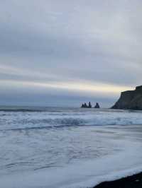 🌋 Reynisfjara Black Beach: Iceland's Dramatic Must-See! 🏖️⚠️