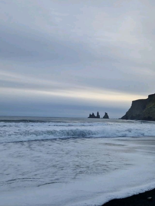🌋 Reynisfjara Black Beach: Iceland's Dramatic Must-See! 🏖️⚠️