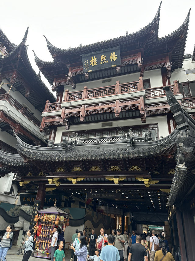 Yuyuan Old Street in Shanghai Yuyuan Old Street in Shanghai