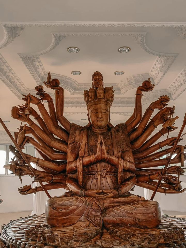 壮大で息を呑むほど美しい！✨ タイ最大の観音像に敬意を表し、祝福を