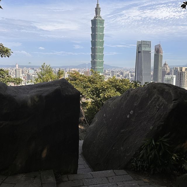 Stunning views of Taipei, elephant mountain. 