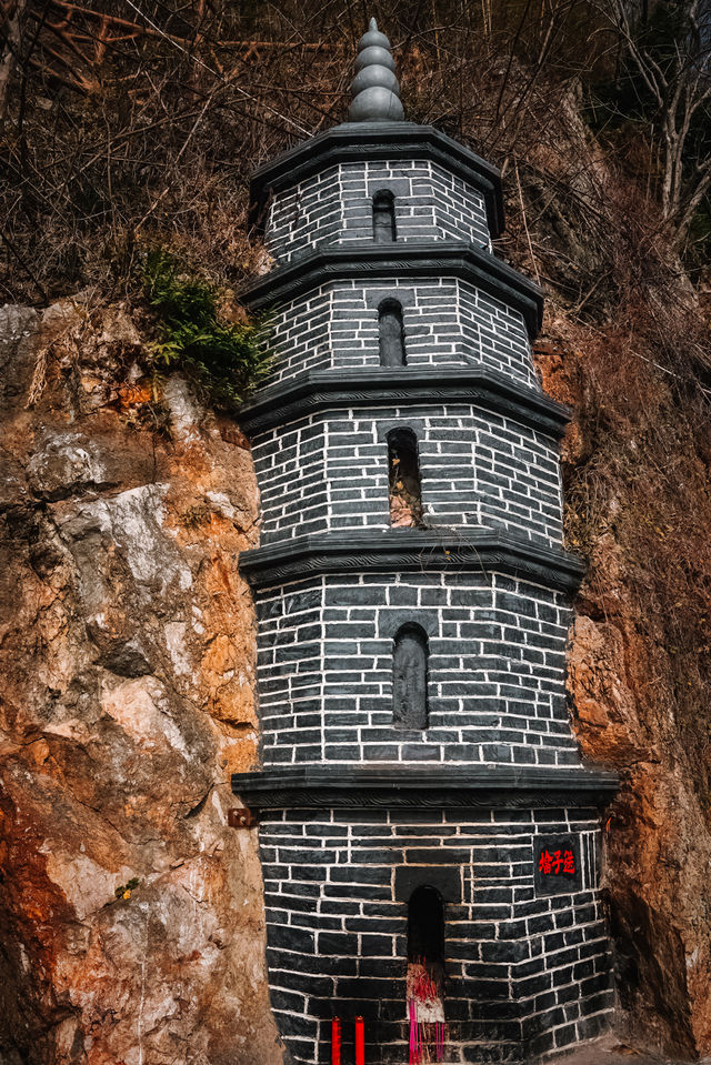去過安慶數次，卻未曾發現在長江中還有一座獨立的山峰