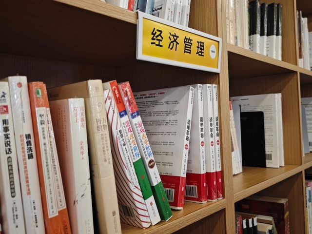 第一百貨竟然藏著個安靜的“大”書店
