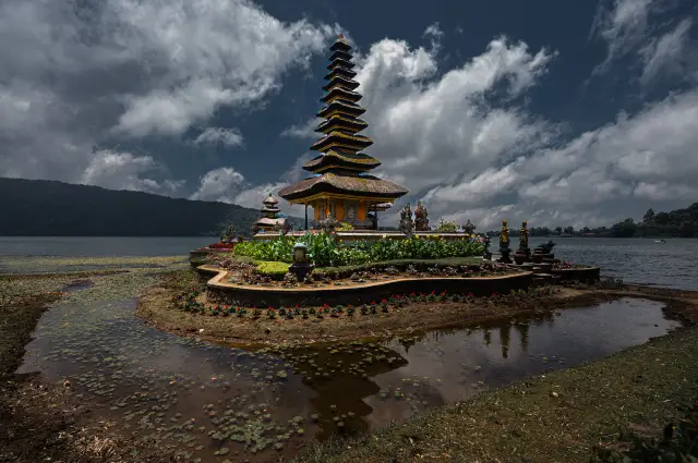 印在五萬印尼盾裡的水神廟