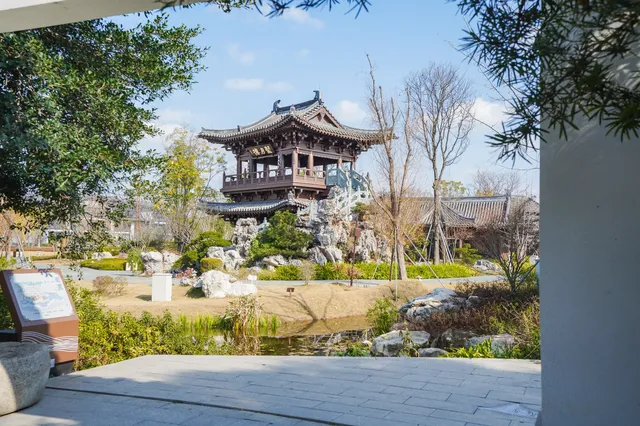 蜀園是一座獨具特色的川劇主題公園，地鐵直達