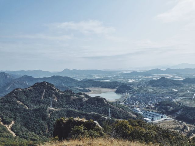 龍年徒步感受大自然奇觀丨山脊線與穿岩洞