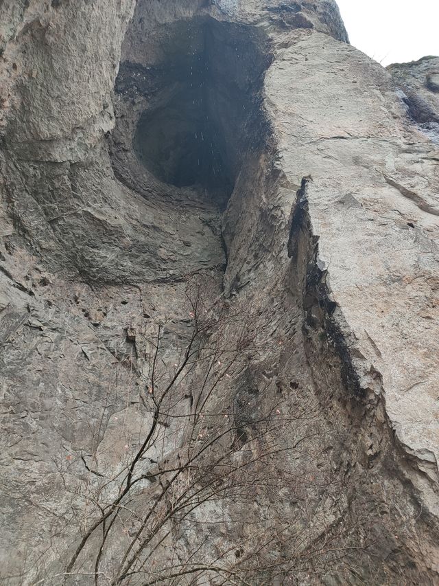 遊方洞於雨中，雲天棧道觀千峰