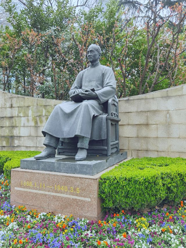 靜安公園：園外是熱鬧的都市商圈，園內則是靜謐的綠色天地