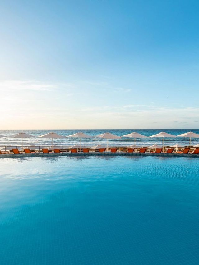 🌴 Cancun's Beach Palace: Sun, Sand & Serenity 🌞