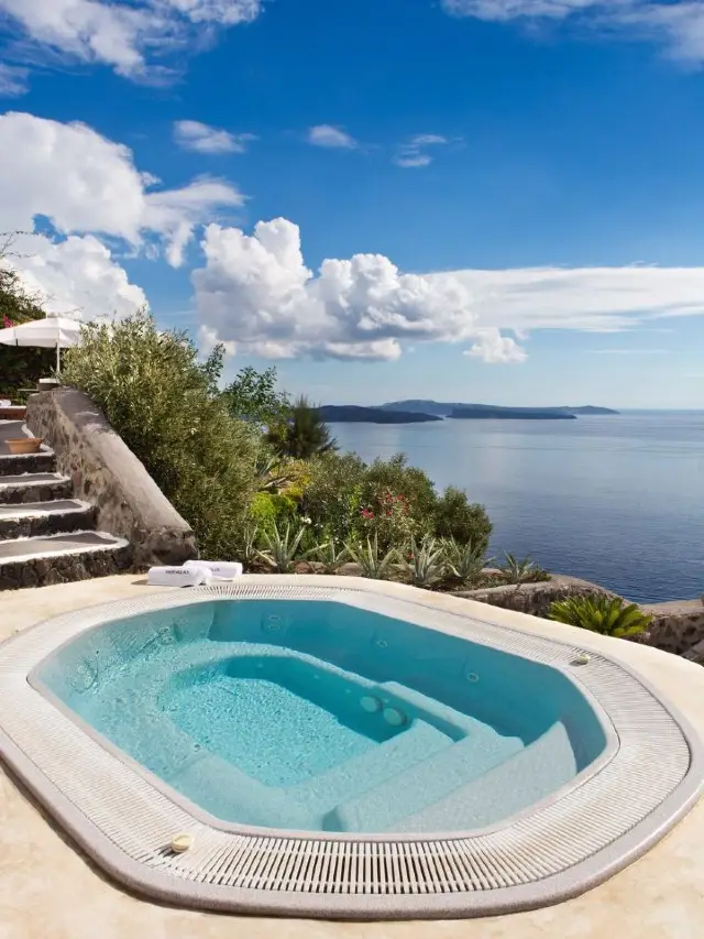 🌅 ความฝันยามพระอาทิตย์ตกที่ซานโตรินี: โรงแรม Perivolas 🏊♂️