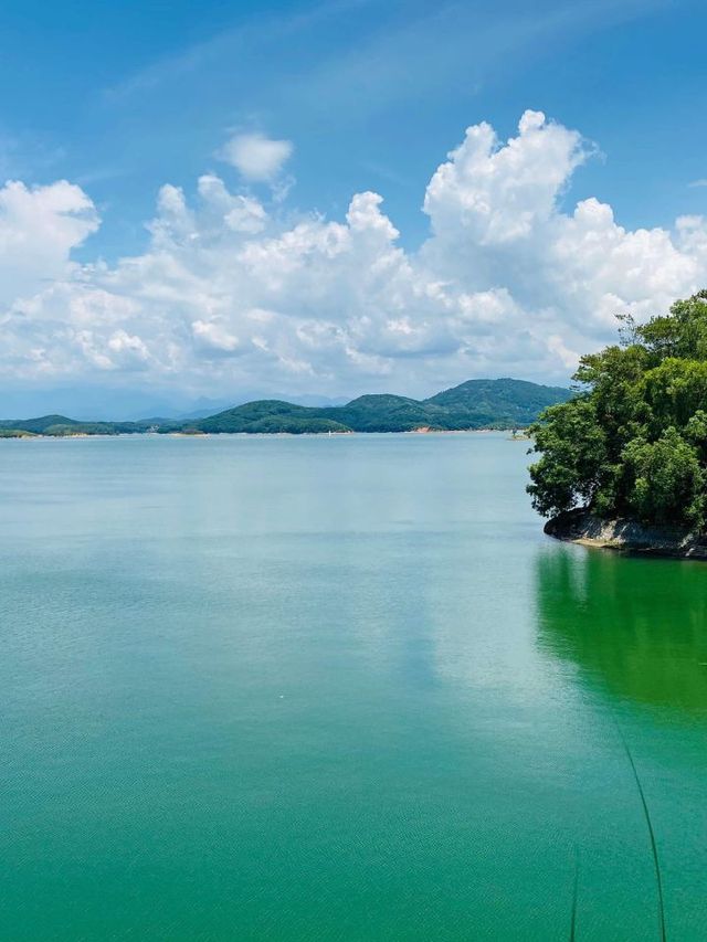 🌟 Gaozhou's Gem: Luxe & Culture at Wyndham Garden 🏞️