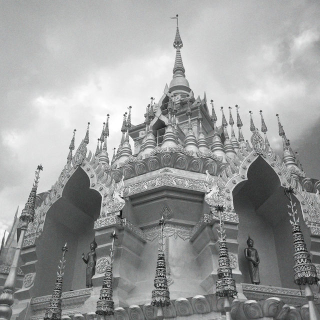 銀色佛塔|西雙版納般若寺,有著明確的著裝要求,請不要穿吊帶、短裙、無袖短袖等 銀色佛塔|西雙版納般若寺,有著明確的著裝要求,請不要穿吊帶、短裙、無袖短袖等