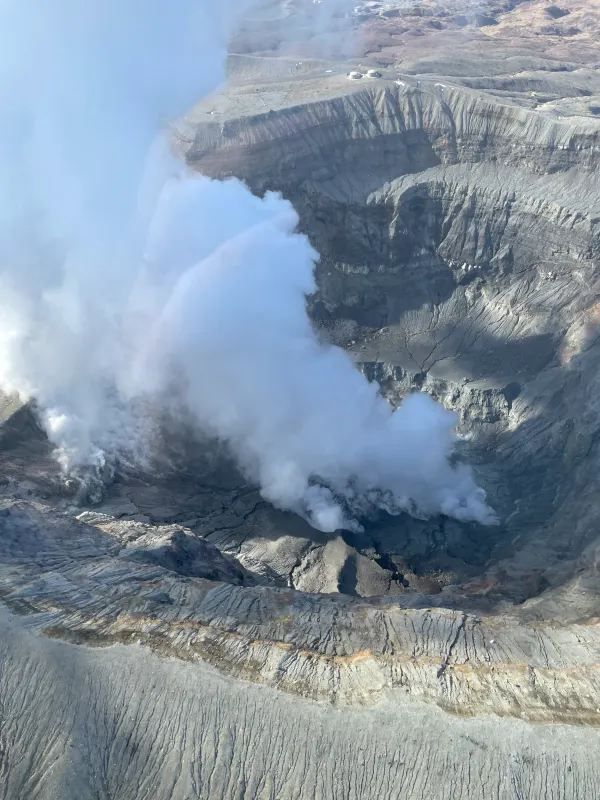 千萬要來阿蘇火山: 直升機 🚁！太震撼了
