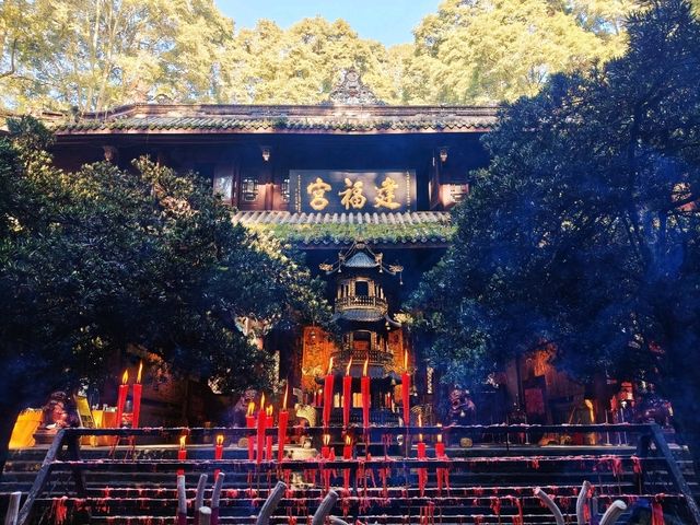Discover Qingchengshan: Sacred Temples, Stunning Views☯️