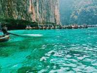 The Enchanting Beauty of Phi Phi Islands: Mesmerising Vibes