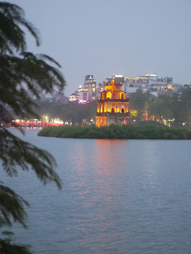 Hanoi – Street Food, Culture & a Train Through the City 🚂🥖