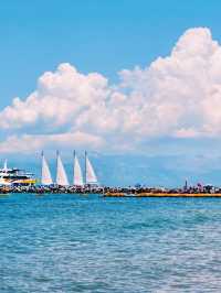 #最美青海湖  青海湖是中國最大的內陸鹹水湖，被譽為「高原藍寶石」，每年吸引無數遊客前來打卡。無論是