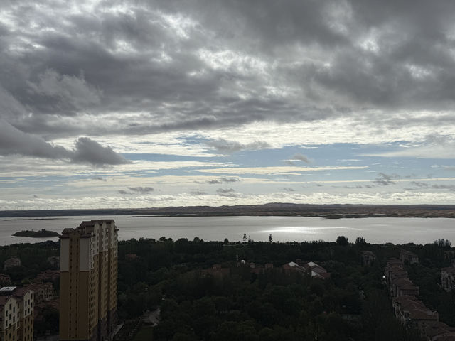沙海奇景！推窗即見烏海湖，承包你的奇幻暑假