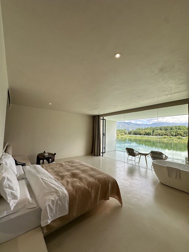 一睜眼就係日照金山嘅絕美民宿 一睜眼就係日照金山嘅絕美民宿