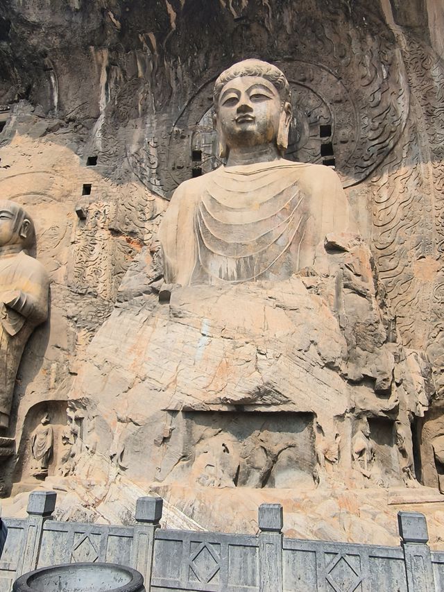 伊闕山水，龍門石窟