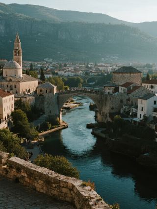 เสียงกระทบกันของโลหะจากช่างตีทองแดงและกลิ่นกาแฟหอมกรุ่น: การตามล่าหาสมบัติในห้วงเวลาอันเชื่องช้าของเมืองโมสตาร์