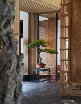 อัญมณีที่ซ่อนเร้นในเจียงหนาน | โรงแรมอันงดงามที่ได้รับการปรับปรุงใหม่จากบ้านอายุ 400 ปี: สัมผัสศิลปะแห่งกาลเวลา