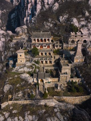 เยี่ยมชมวัดเซนอันเงียบสงบแห่งนี้บนยอดเขาซง ซึ่งตั้งอยู่บนหน้าผา