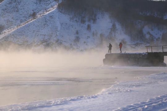 バイカル湖氷結の港湾｜果てしない氷原を駆け抜け、西シベリアの冬の